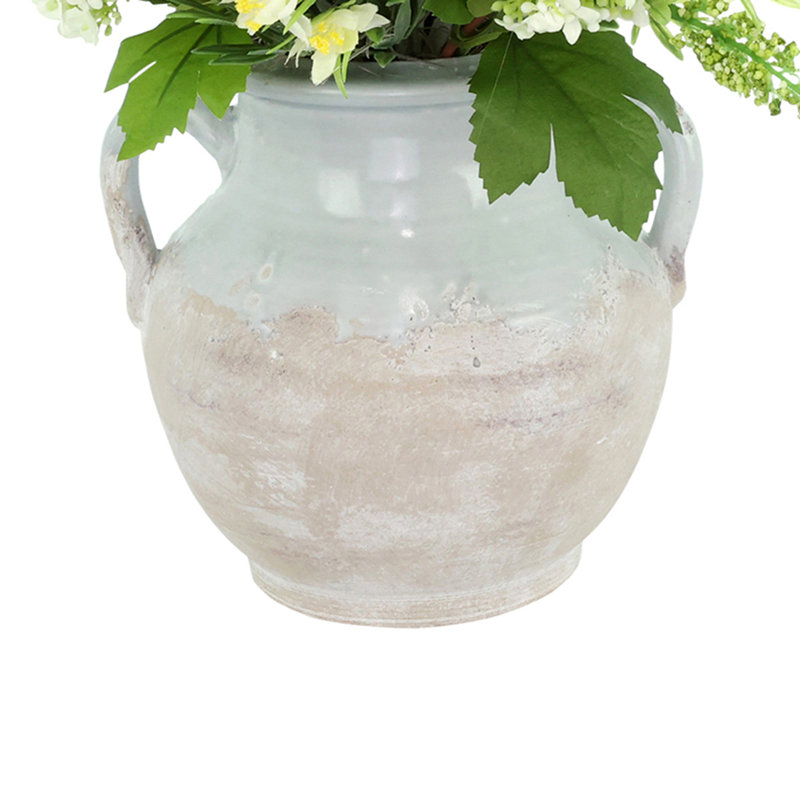Viburnum et bruyère disposés dans un pot en céramique émaillée