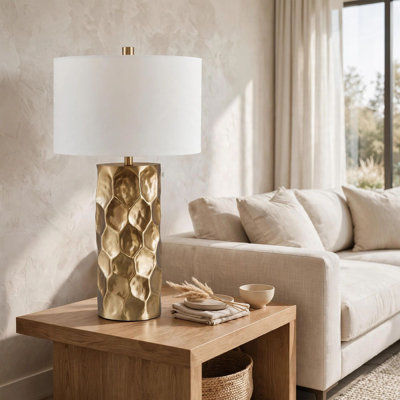 Lampe de table Mepy, base martelée en métal doré, abat-jour tambour blanc, 34 po