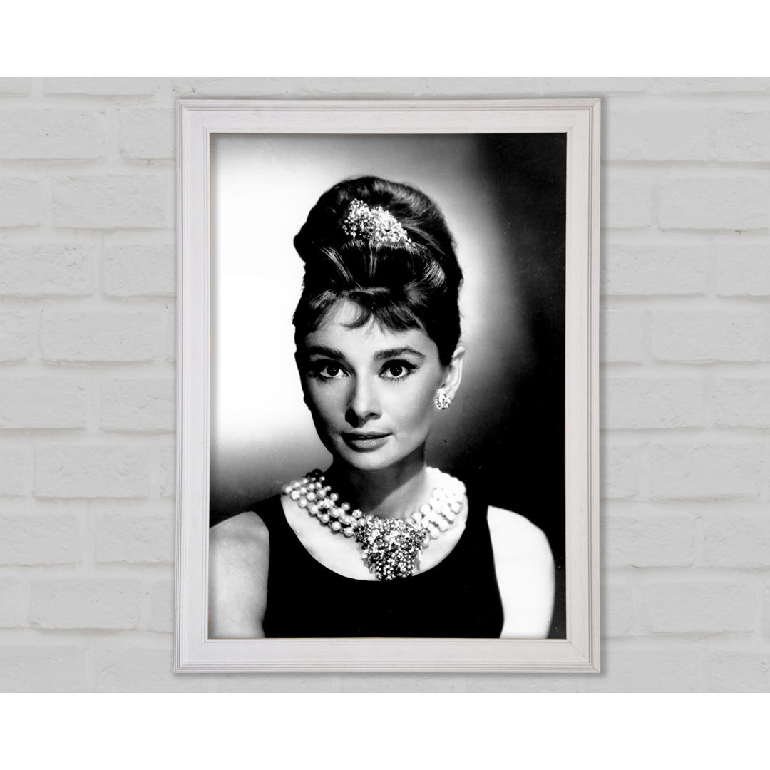 Audrey Hepburn Diamonds And Pearls - Einzelner Bilderrahmen Kunstdrucke