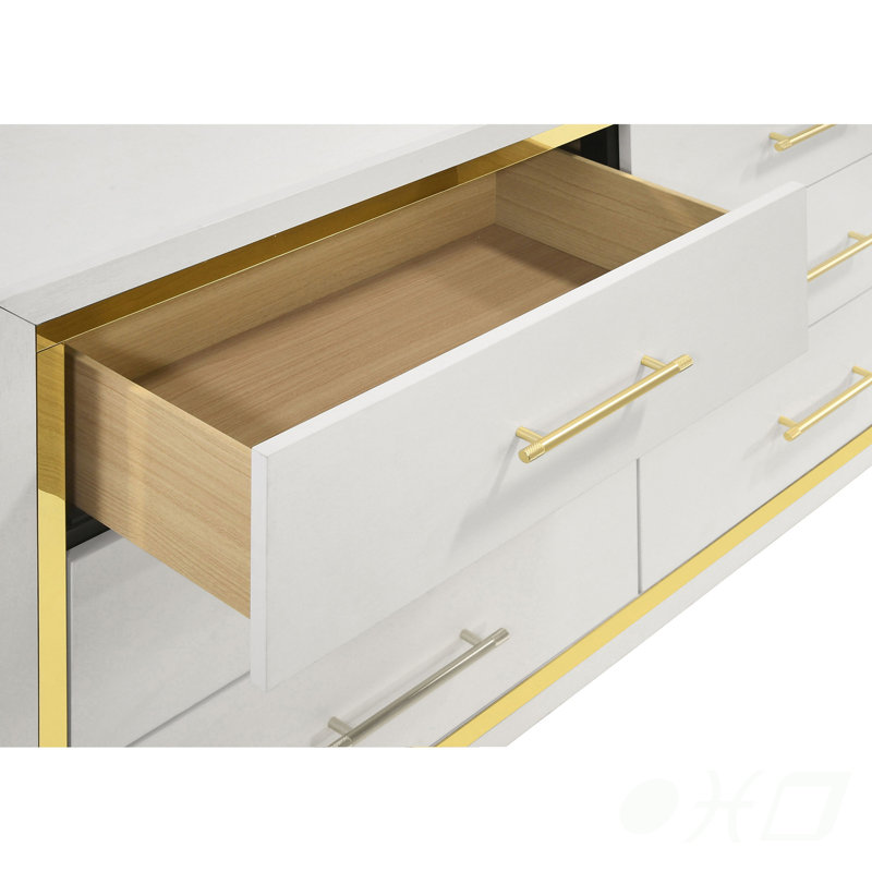 La commode de chambre blanche à 6 tiroirs Chesney aux accents dorés offre beaucoup de rangement et une élégance intemporelle pour les chambres à coucher modernes