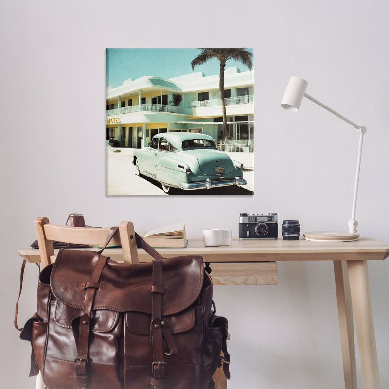 Art classique sur toile, "Classic car at môtel" par Noah Bay, H 36 po x l 36 po