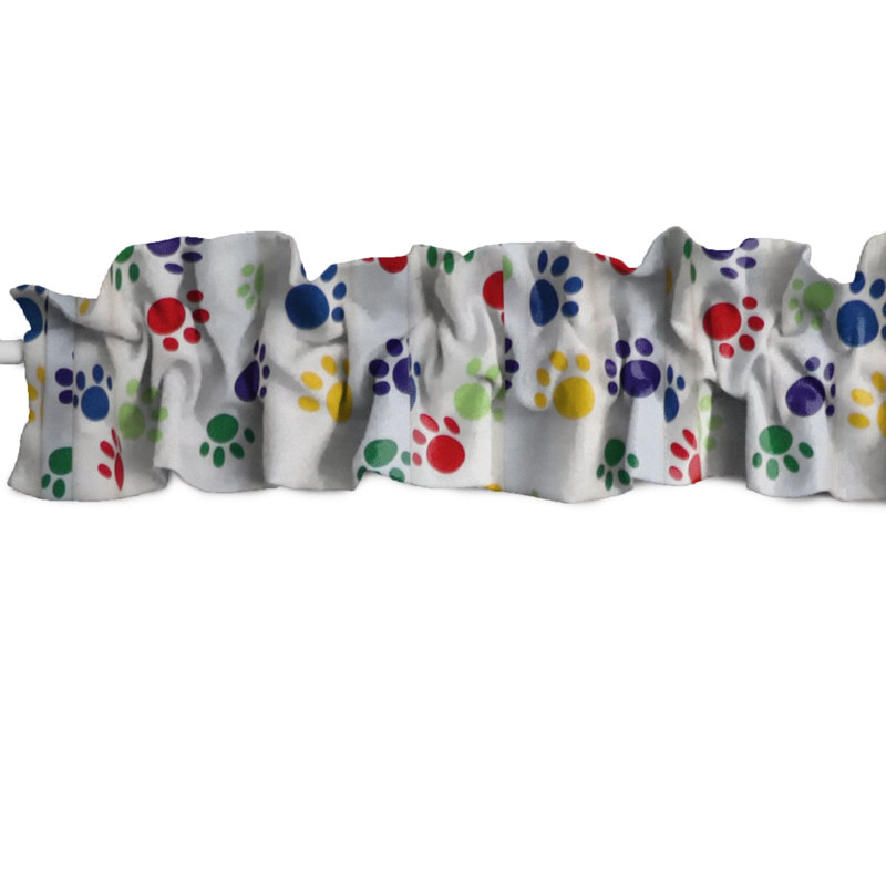 Cantonnière à motif de pattes et fenêtre