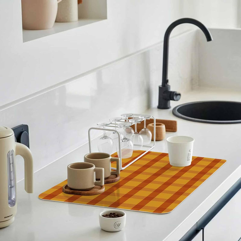 Tapis de cuisine à carreaux vichy classiques, absorbant et antidérapant, idéal pour égoutter la vaisselle et décorer votre plan de travail. Dimensions : 51 x 81 cm (20 x 32 pouces). Parfait pour la journée de Thanksgiving.