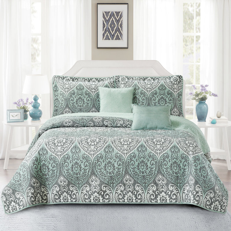 Polyester Quilt with Pillow Shams Included, Oversize King