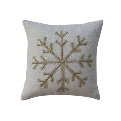 Coussin en coton bouclé crème avec flocons de neige brodés et perles
