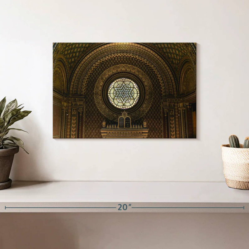 Keesha à l'intérieur de la synagogue espagnole