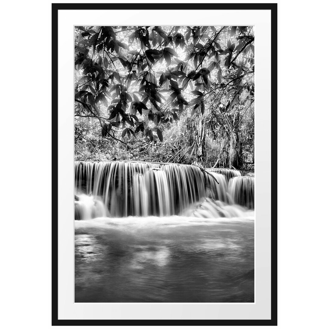 Gerahmtes Poster Kleiner Wasserfall im Dschungel