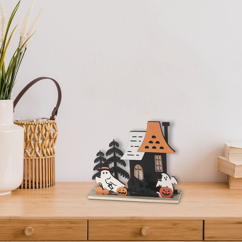 Décor de maison en bois et fantôme