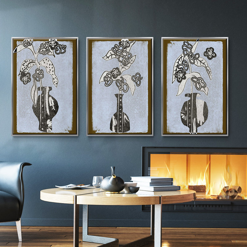 Fleurs graphiques dans un vase II, ensemble de 3 pièces encadrées sur toile, Encadrement argenté, H 36 po x l 72 po