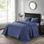 Couvre-lit réversible bleu marine - La conception matelassée classique pour le rembourrage élégant en coton prélavé comprend deux taies décoratives qui conviennent au matelas à haute profondeur dans le lit.