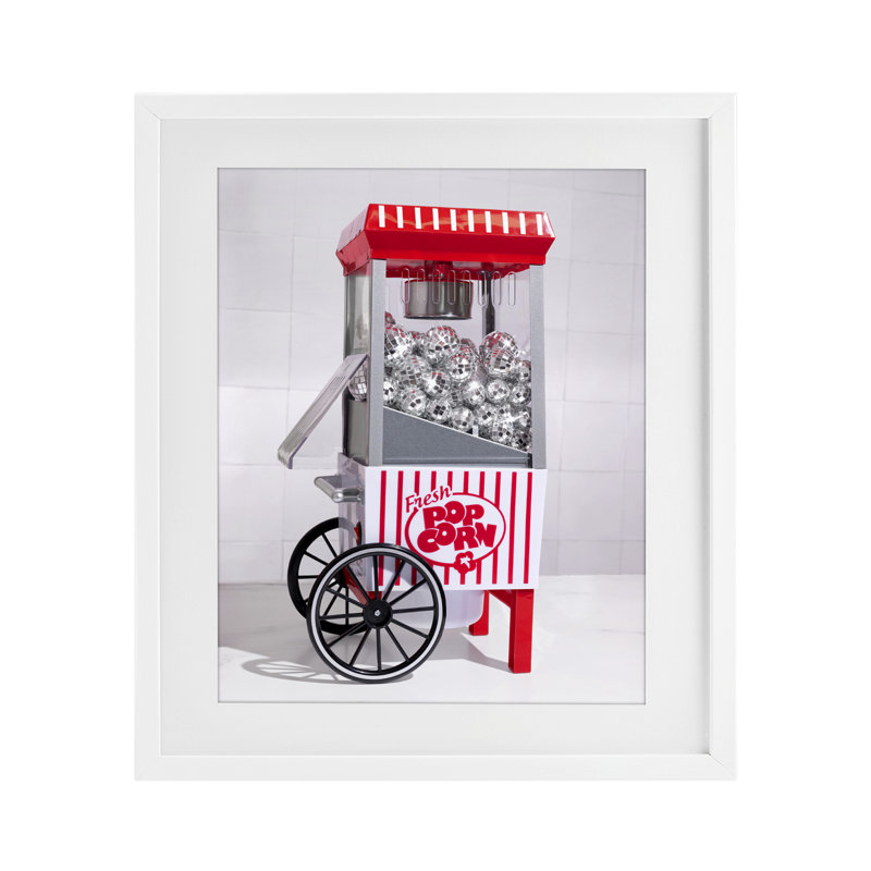 «Fun Disco Popcorn Machine», impression par Lish Creative, 16 x 13, Bord de mer blanc sous verre encadré