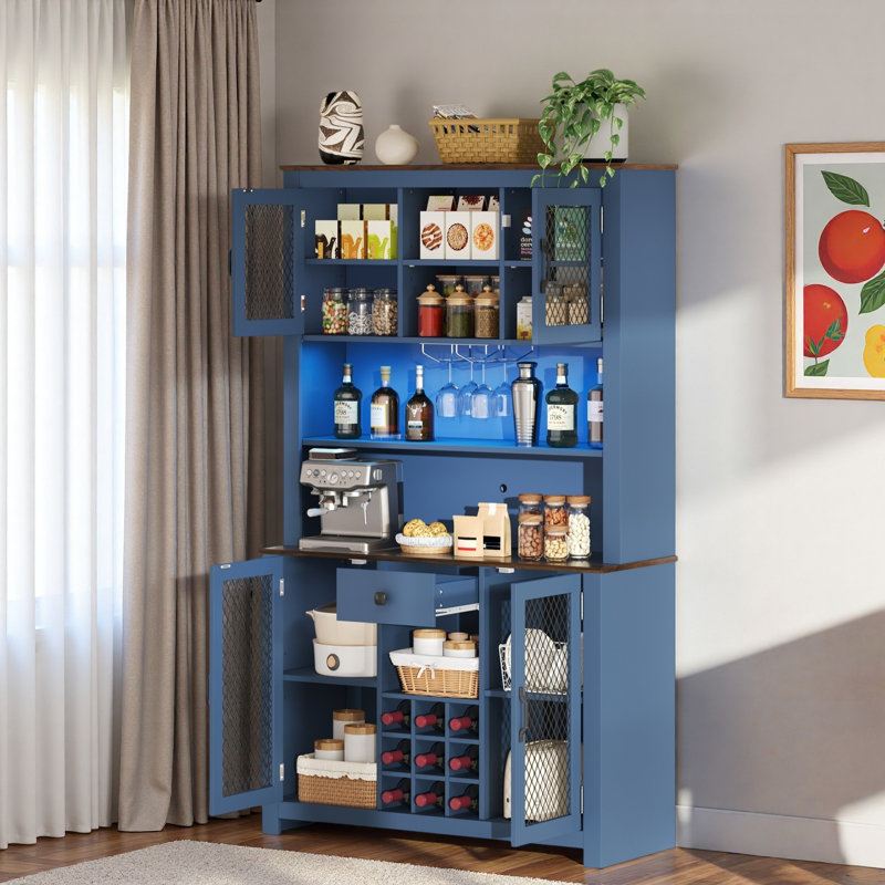 Garde-manger avec porte-verres en métal, porte-bouteilles de vin, tablettes ouvertes, station de charge intégrée et bande lumineuse à DEL