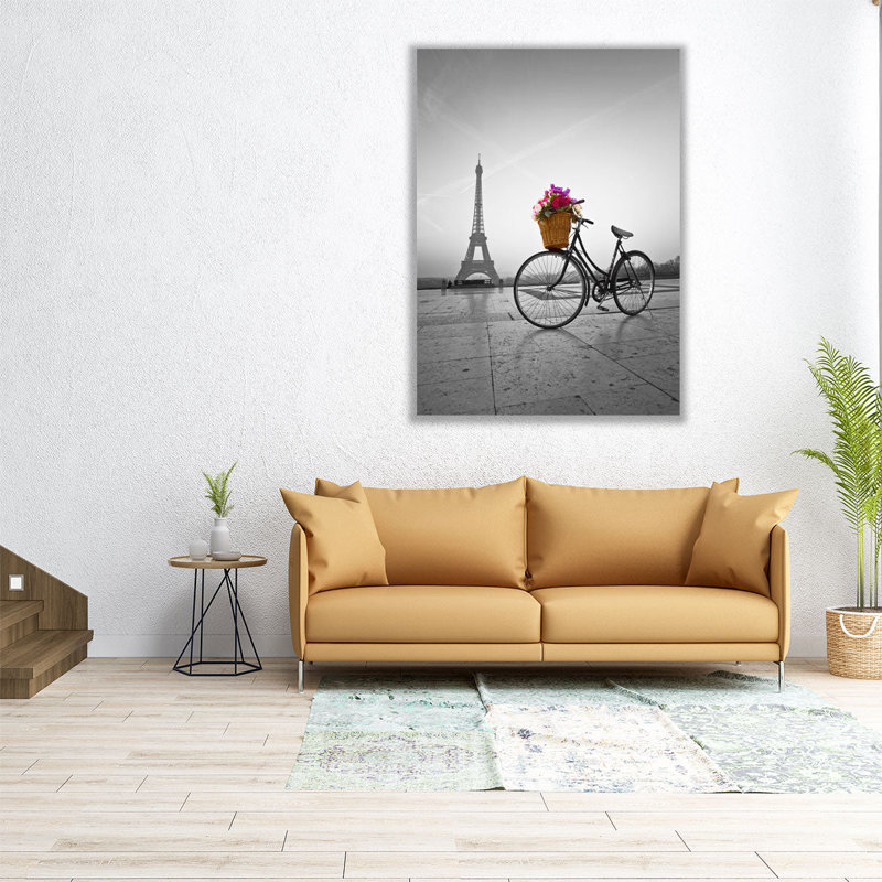 «Vélo avec un panier de fleurs à côté de la Tour Eiffel», reproduction d'art sur toile, H 40 po x l 30 po
