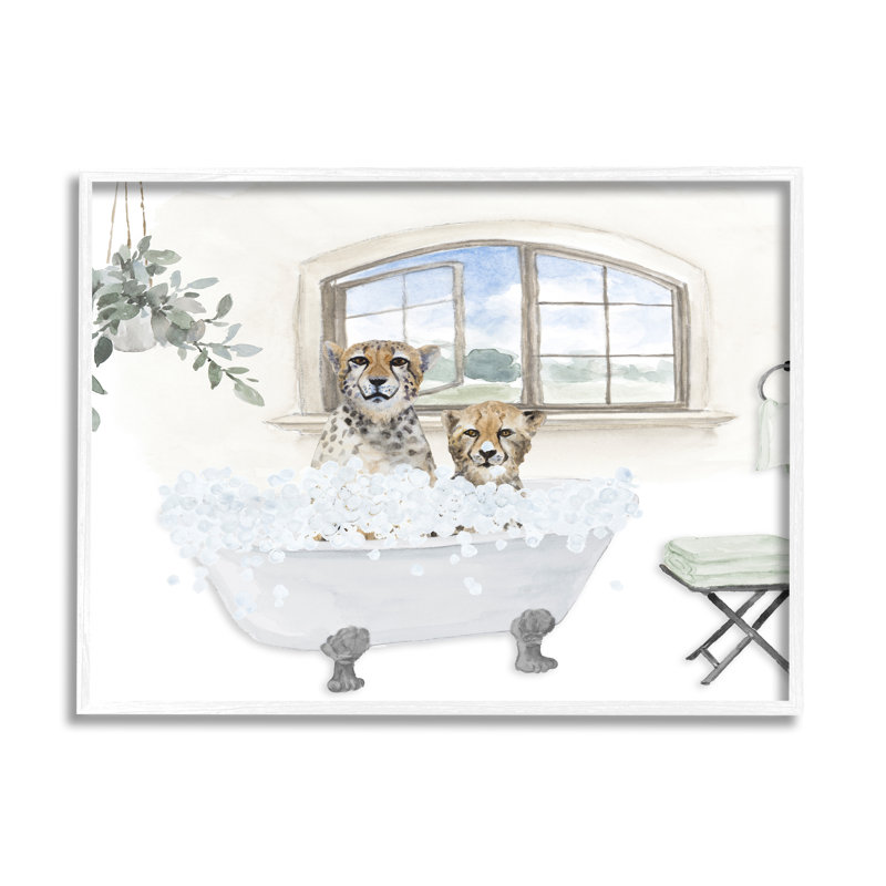 «Cheetah Duo Bathaign Bathroom Scene» par Lanie Loreth - cadre flottant, impression sur bois, H 16 po x l 20 po x P 1,5 po