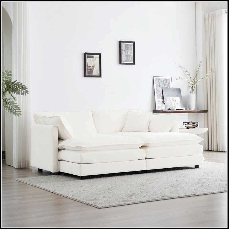 Canapé confortable avec coussins moelleux et structure durable, parfait pour les espaces de vie modernes et traditionnels.