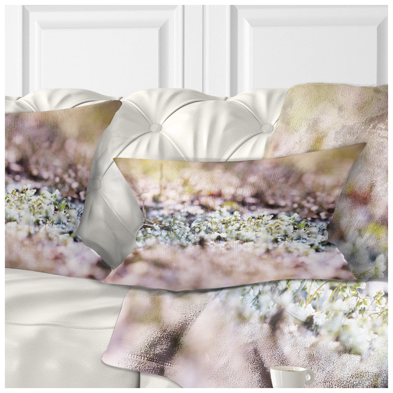Coussin décoratif à petites fleurs blanches et roses