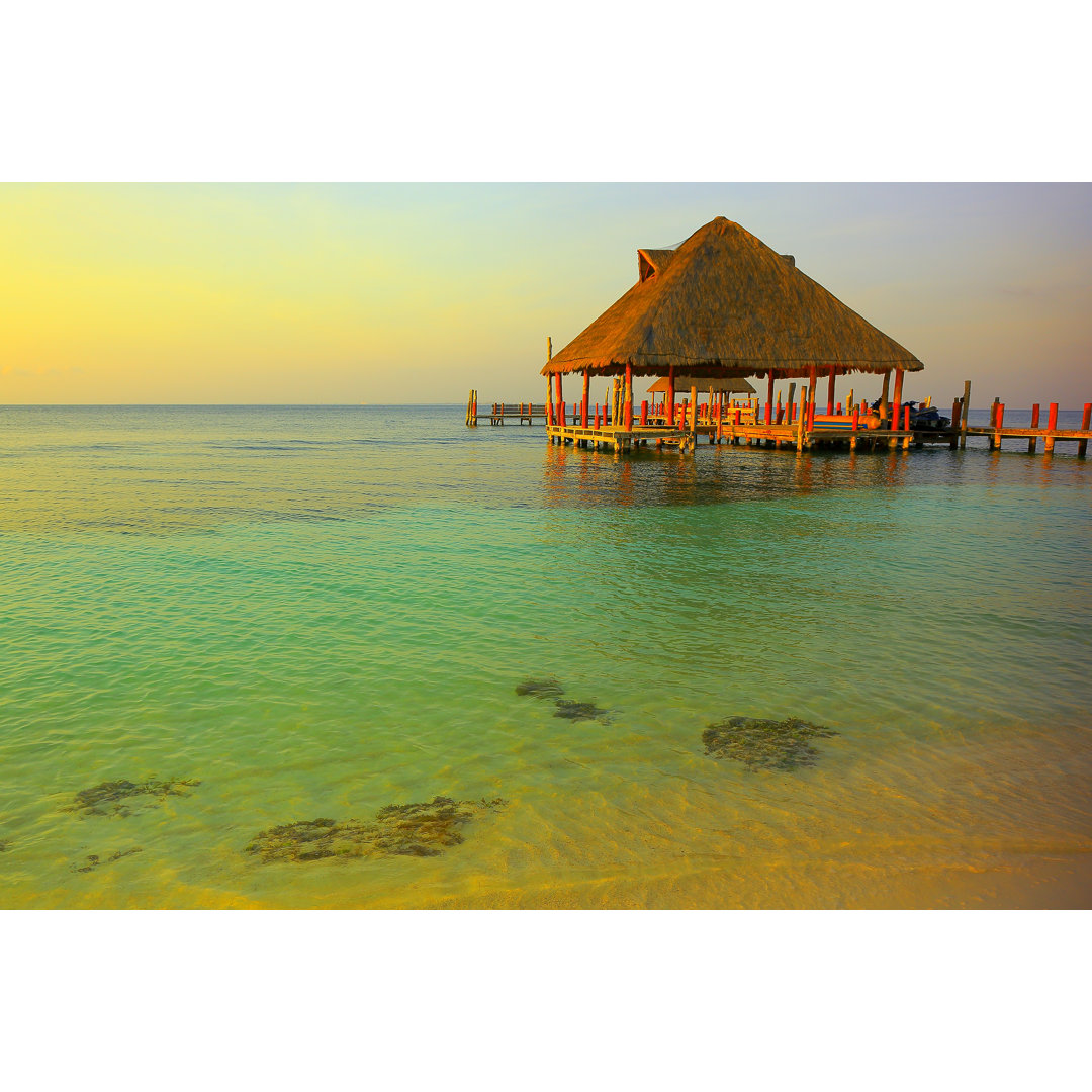 Palapa-Pier bei idyllischem Sonnenuntergang - Leinwandbild