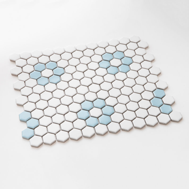 Carreau de mosaïque en porcelaine nid d'abeille 1 po x 1 po Value Series, Blanc / fleur bleu ciel