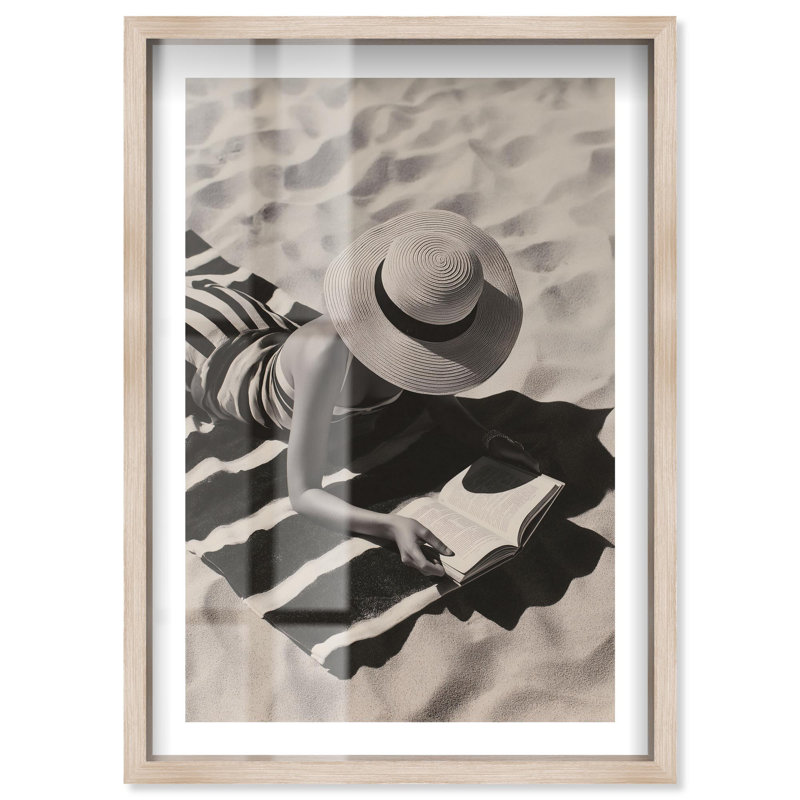 Décoration de plage «Beach Hat Reader Shadowbox» par Notoriart, cadre blond, 31 x 46, H 46 po x l 31 po, Cadre blond