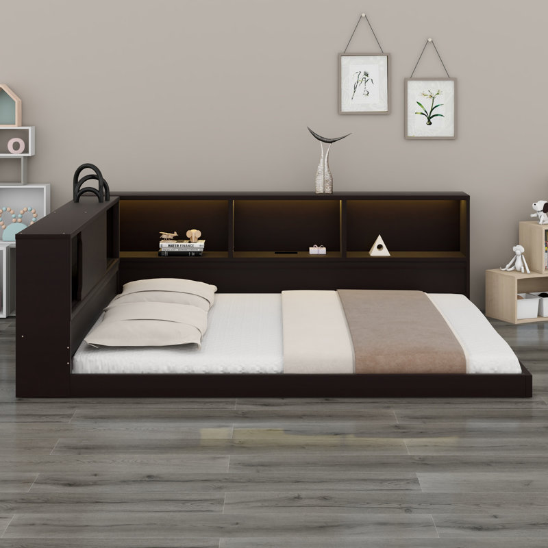 Lit de jour avec tablettes de rangement intégrées, conception peu encombrante pour les petites pièces, Brown