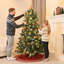  Arbre de Noël artificiel en pin givré pré-éclairé avec pommes de pin, branches à ouverture automatique et support en métal-112575499