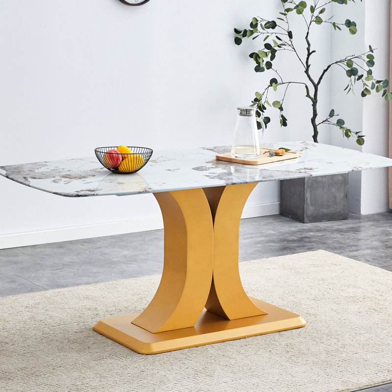 Table en verre marbré avec pieds dorés brillants et plateau de table élégant pour une ambiance de salle à manger élégante