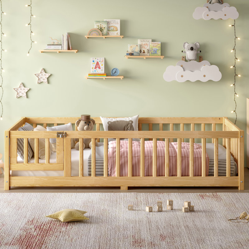 Lit plateforme avec barrière de sécurité et porte de chambre à coucher Iyania Kids, Naturel, Simple