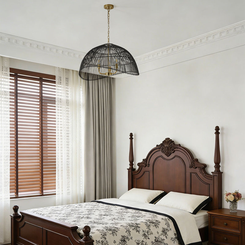 Lustre 3 lumières en forme de dôme moderne avec abat-jour en rotin noir et finition laiton poli, chaîne réglable, compatible avec un plafond incliné