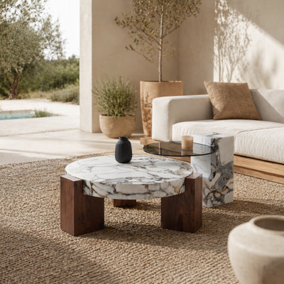Un ensemble de 2 tables basses gigognes au design élégant et distinctif; La conception amovible permet une utilisation plus flexible de l'espace et convient à une variété de décors.