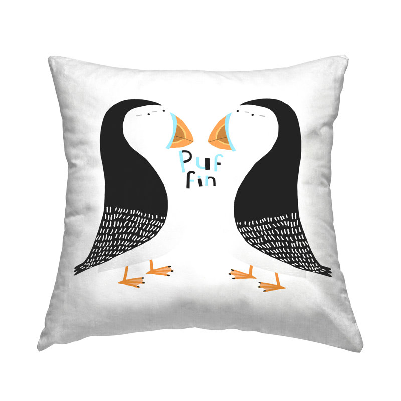 Coussin Puffin Bird Duo à motif décoratif par Carla Daly