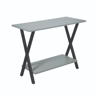 Table de bout Cornerstone avec revêtement en béton, l 31 po, conception étroite polyvalente pour le salon, convient aux téléviseurs de 32 po, avec base et tablette en acier thermolaqué, comprend des niveleurs de sol en nylon, gris