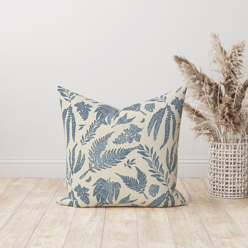 Coussin bleu et beige, H 17 po x l 17 po