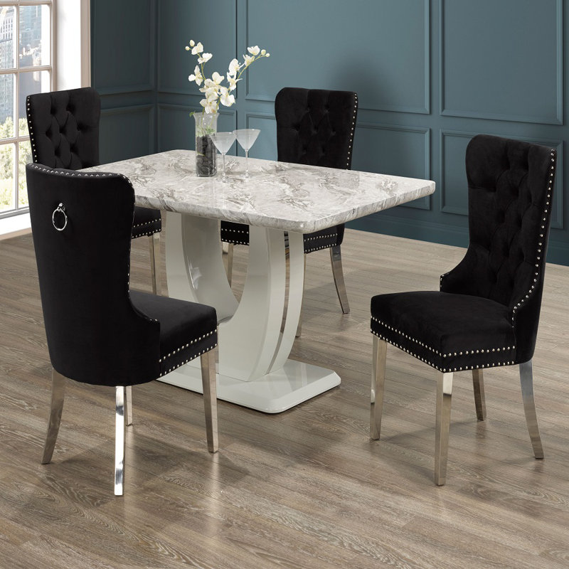 Ensemble repas pour quatre personnes, Noir