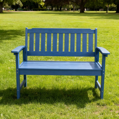 Banc d'extérieur minimaliste bleu marine avec corrosion - matériau et adapté aux jardins familiaux
