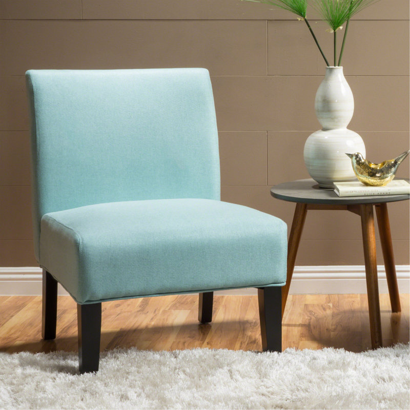 Chaise d'appoint contemporaine avec pieds fuselés et revêtement moelleux pour une assise élégante et confortable