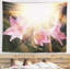 Grandes fleurs roses avec tapisserie ensoleillée-28487904