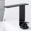 Robinet de salle de bain vibrant multicolore à fixation sur le pont pour un look audacieux et moderne