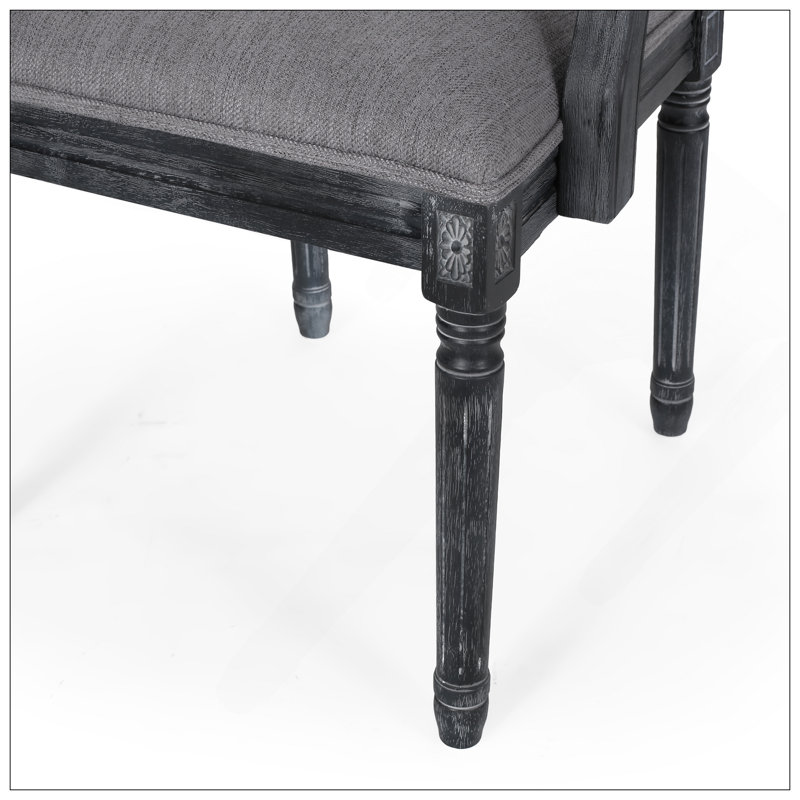 Chaise de salle à manger d'inspiration française avec dossier en canne et finition patinée pour une décoration intérieure élégante