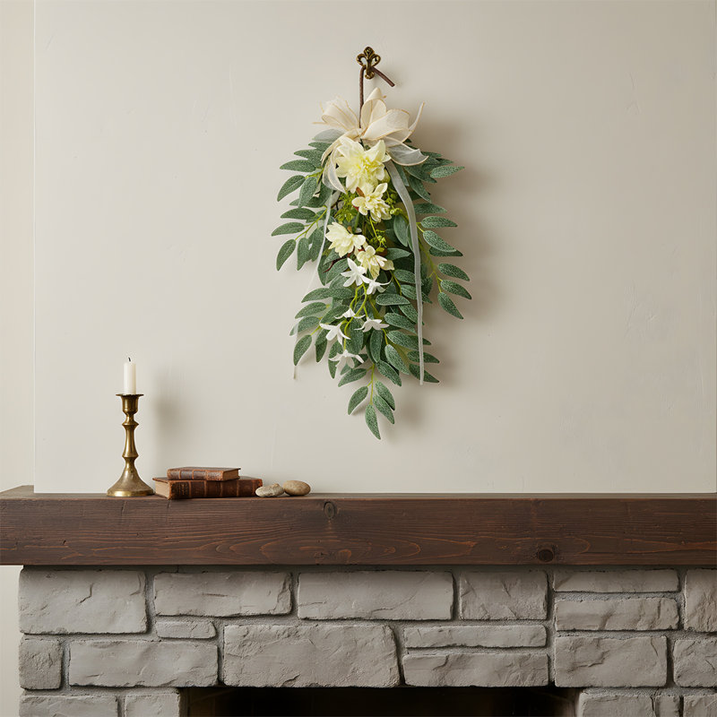 Couronne en forme de goutte de 26,3 pouces, verdure artificielle épaisse et luxuriante et couronne décorative Dahlia, couronne suspendue rustique robuste