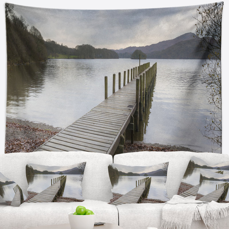 Jetée en bois sur la tapisserie de Lake District, H 32 po x l 39 po