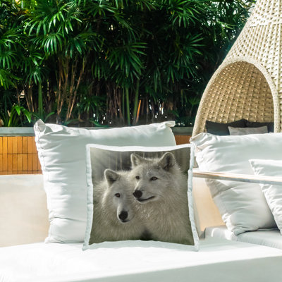 Coussin d'extérieur imprimé Sunlit Soulouses Wolves par Collin Bogle
