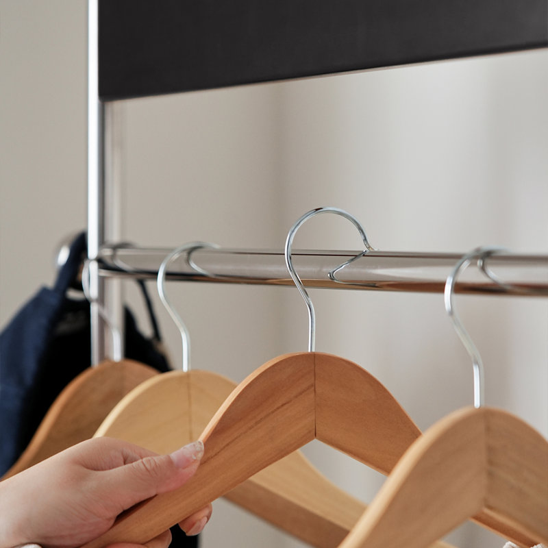 Solution de rangement portative en métal et bois au design rétro, idéale pour les chambres à coucher