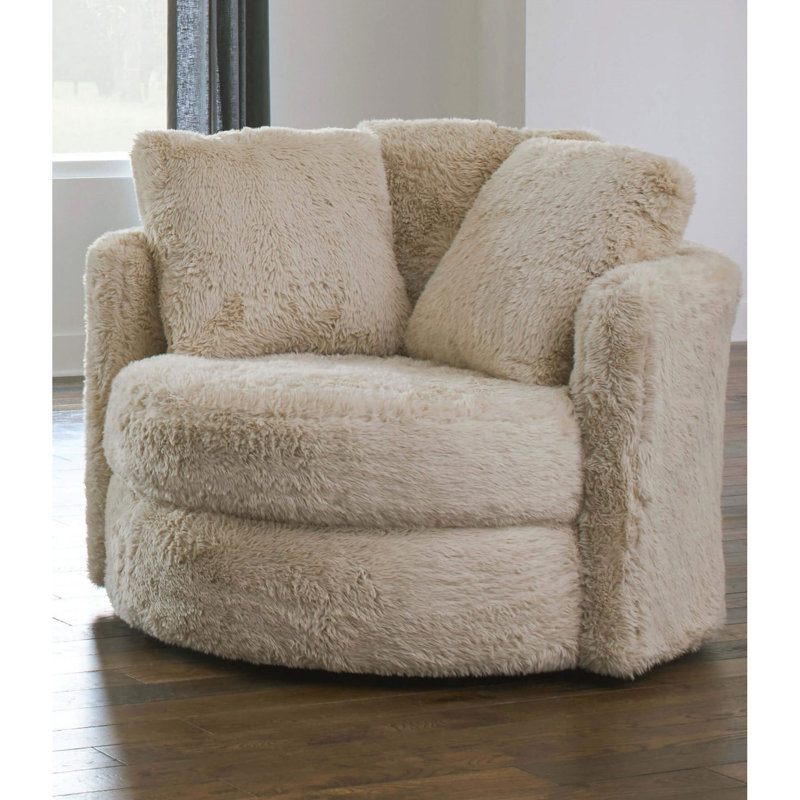 Fauteuil d'appoint contemporain crème/beige avec accoudoirs droits, revêtement en chenille, structure en bois massif, dossier à coussins amovibles, coussins inclus, 124 cm de large, 97 cm de haut, pièce principale du salon, 1 pièce avec revêtement, dossier et