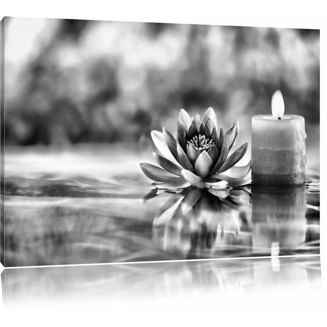 Leinwandbild Kleine Seerose neben Kerze in Monochrom