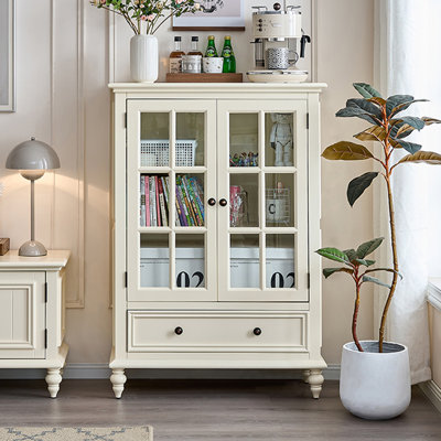 Blanc massif + bois manufacturé + vitrines