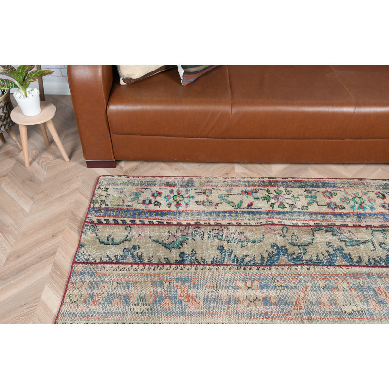Tapis turc vintage fait à la main dans des tons terreux avec des motifs complexes pour un décor de salon confortable