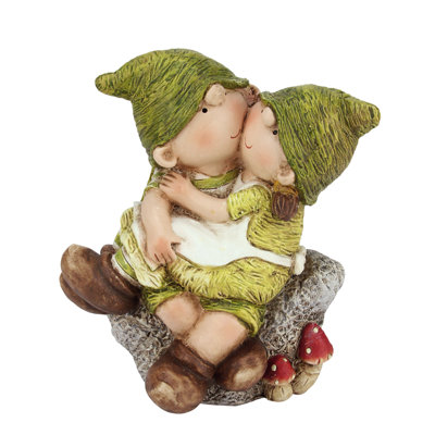 Jeune garçon et une jeune fille gnome assis sur un patio en pierre