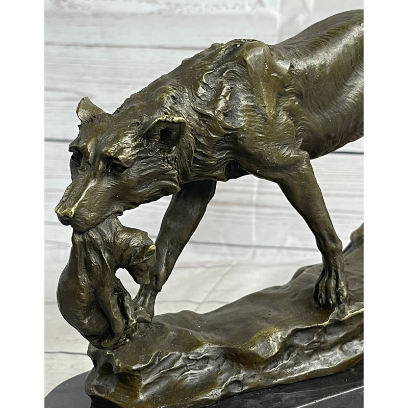 Figurine abobaker portant un louveteau