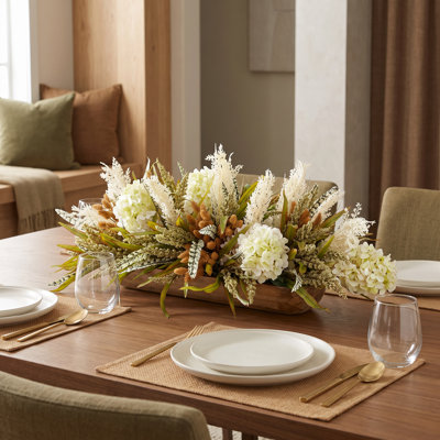 Centre de table d'automne avec hortensias et pampas dans une jardinière en bois