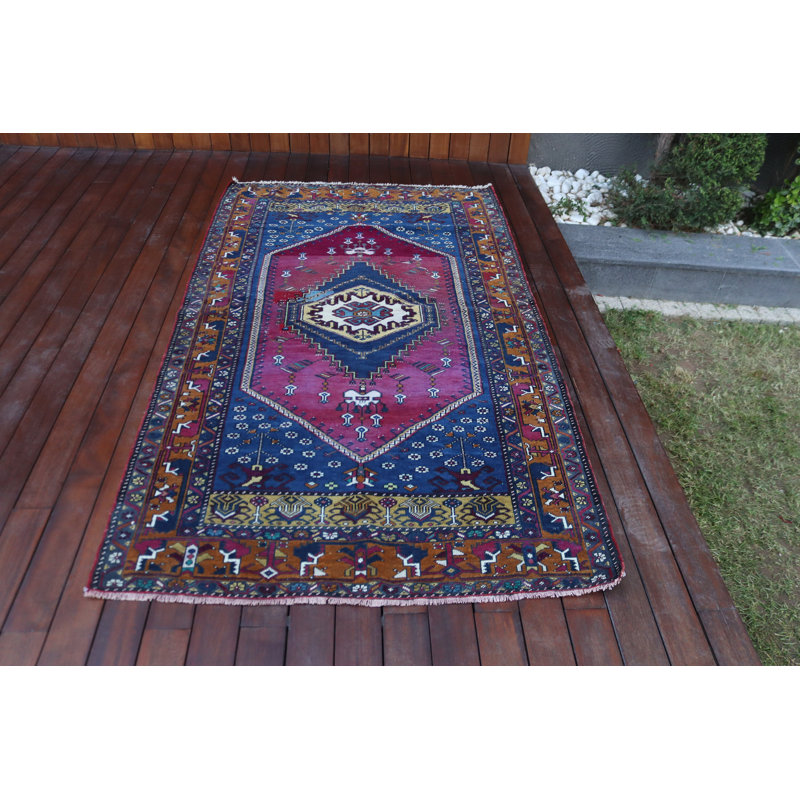Tapis turc vintage fait à la main avec un motif géométrique vibrant parfait pour ajouter un charme bohémien aux salons ou aux chambres confortables
